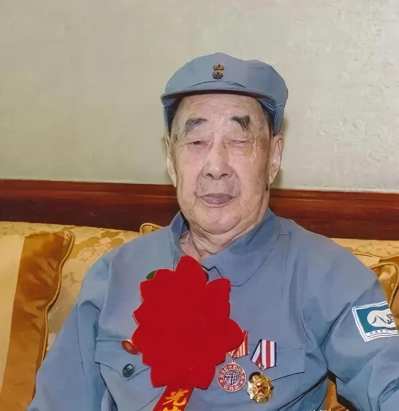 关于许家印的父亲许贤高当兵的事，有人质疑，在这里补充一下。许贤高，1922年出生