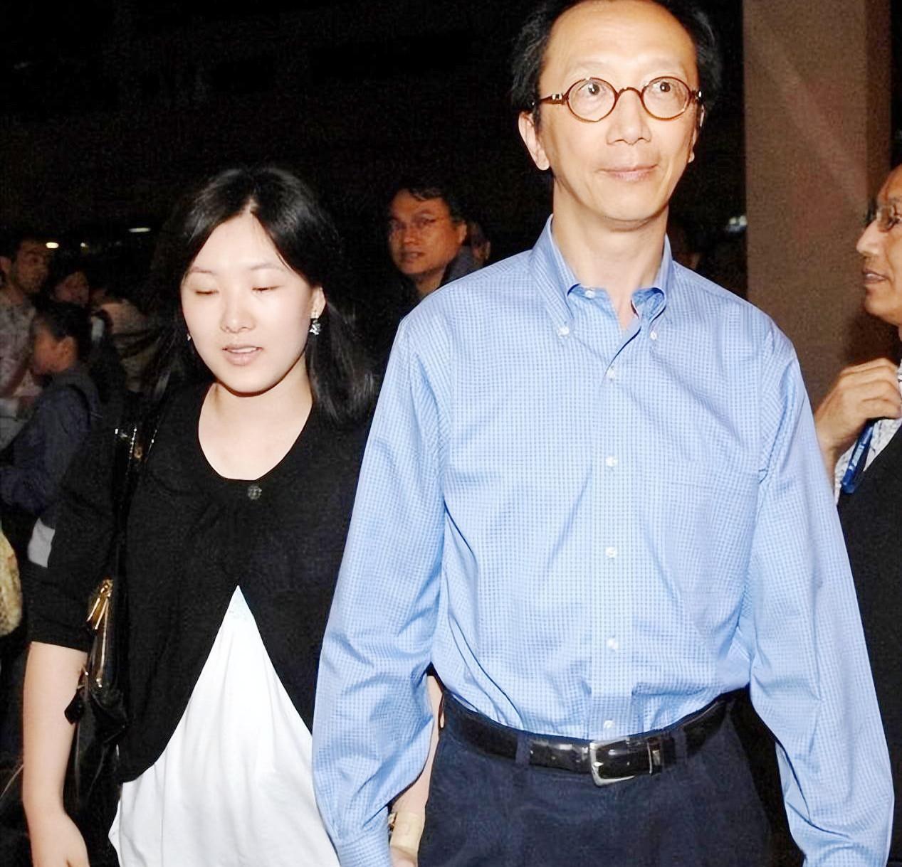 47岁伏明霞近况：发福显双下巴，钟爱黑装，与73岁百亿老公相守23年