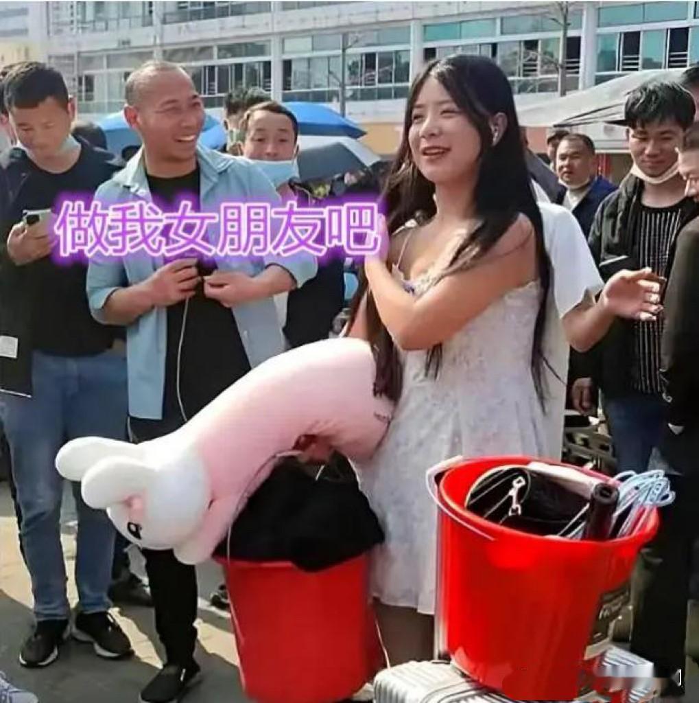 村里有个姑娘25岁了，别人给介绍的对象，她一个都没看上。干脆进城到工厂打工，想着