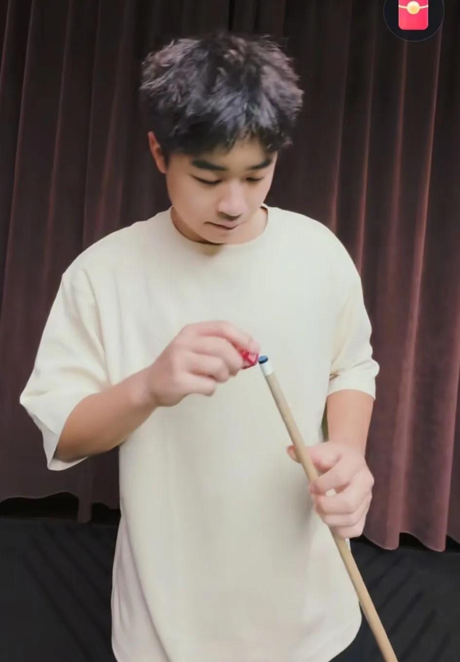 头哥在打比赛，曹巍这是秀上台球了。曹巍又发动态了，一开始还以为他真的一杆清了，
