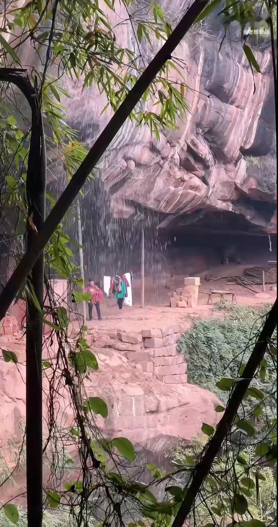 一则关于贵州退伍老兵与妻子隐居水帘洞46年的故事引发关注。这对夫妻在山水之间筑起