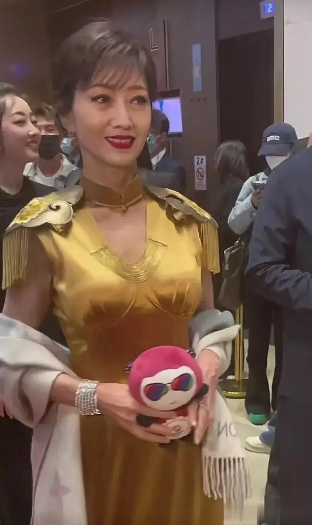 赵雅芝的真实样子，世界上哪有什么冻龄，都是自己骗自己，不过没滤镜下的赵雅芝，还是