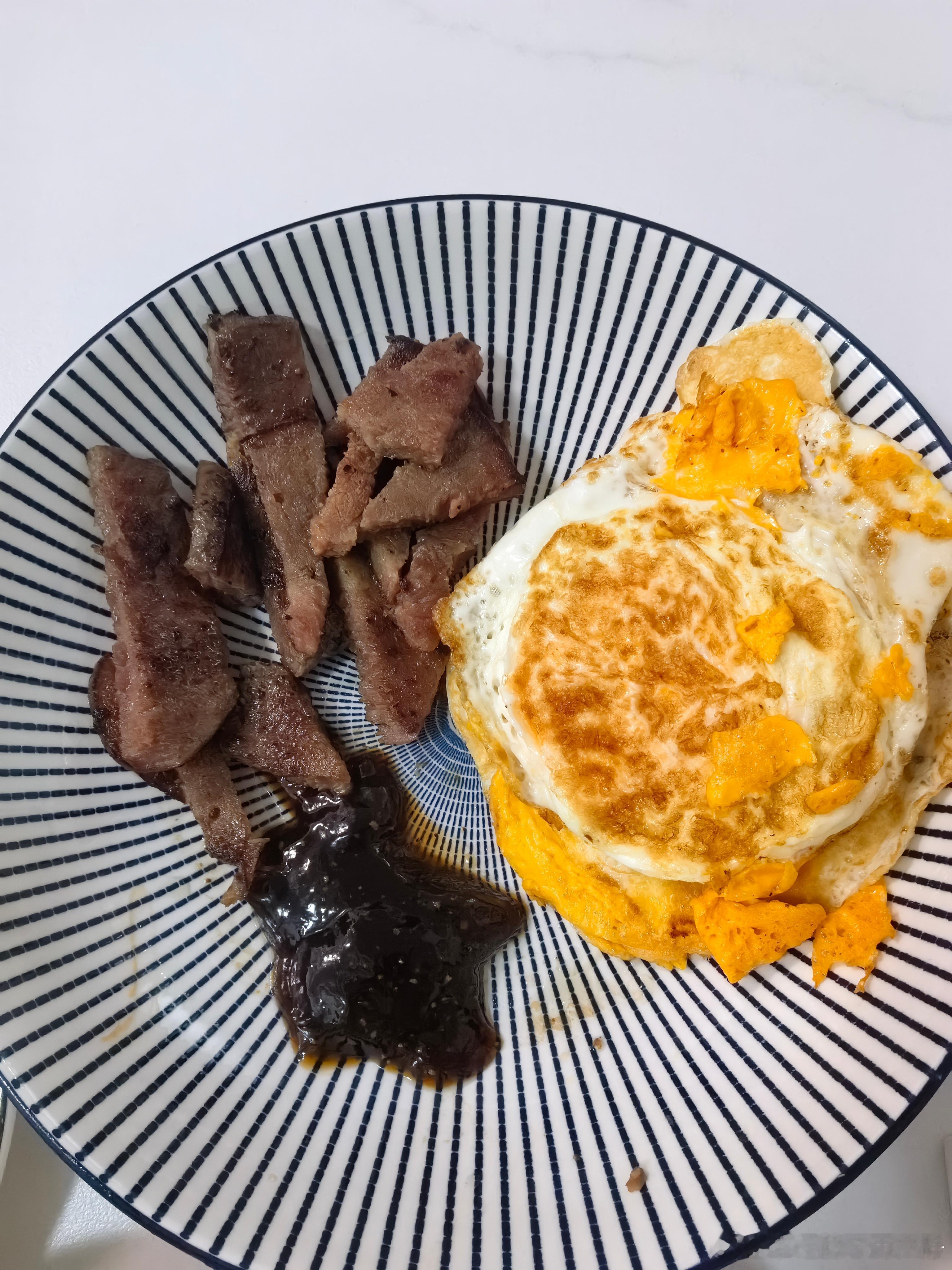 早餐出图家里有小学生就得起来做早饭煎了一块牛排，煎了三个鸡蛋，切了一个梨，吃的昨