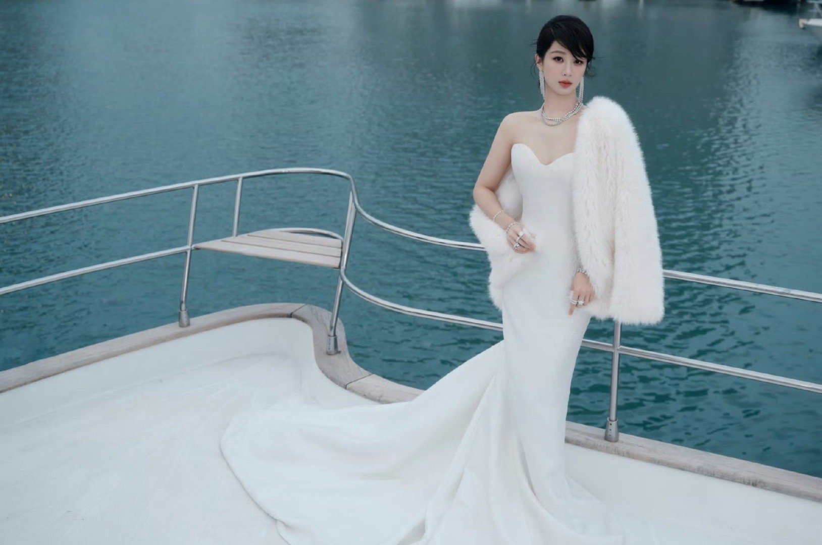 杨紫直播杨紫这次直播造型还不错，熟女风还蛮有特点的，全身看更好看，杨紫现在气质越