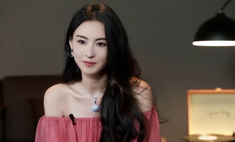 张柏芝的三胎儿子张礼承，自出生起便因生父成谜备受猜测，如今7岁的他以乖巧懂事为母