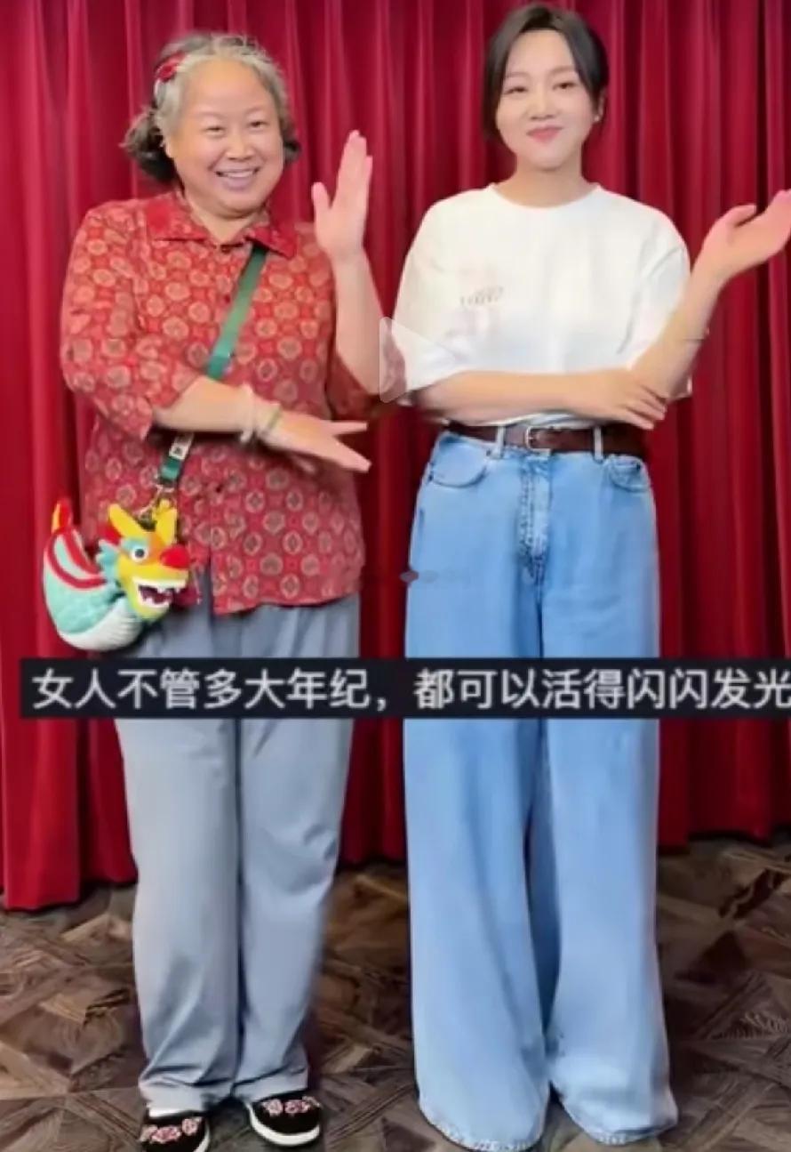 55岁的闫妮跟51岁的娜拉同框，像两代人，闫妮还像个大姑娘一样，娜拉比实际年龄老