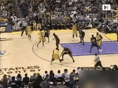 科比和亚历山大只有一样相同，身高都是1.98米，其他无论是运球的姿势、后仰跳投的