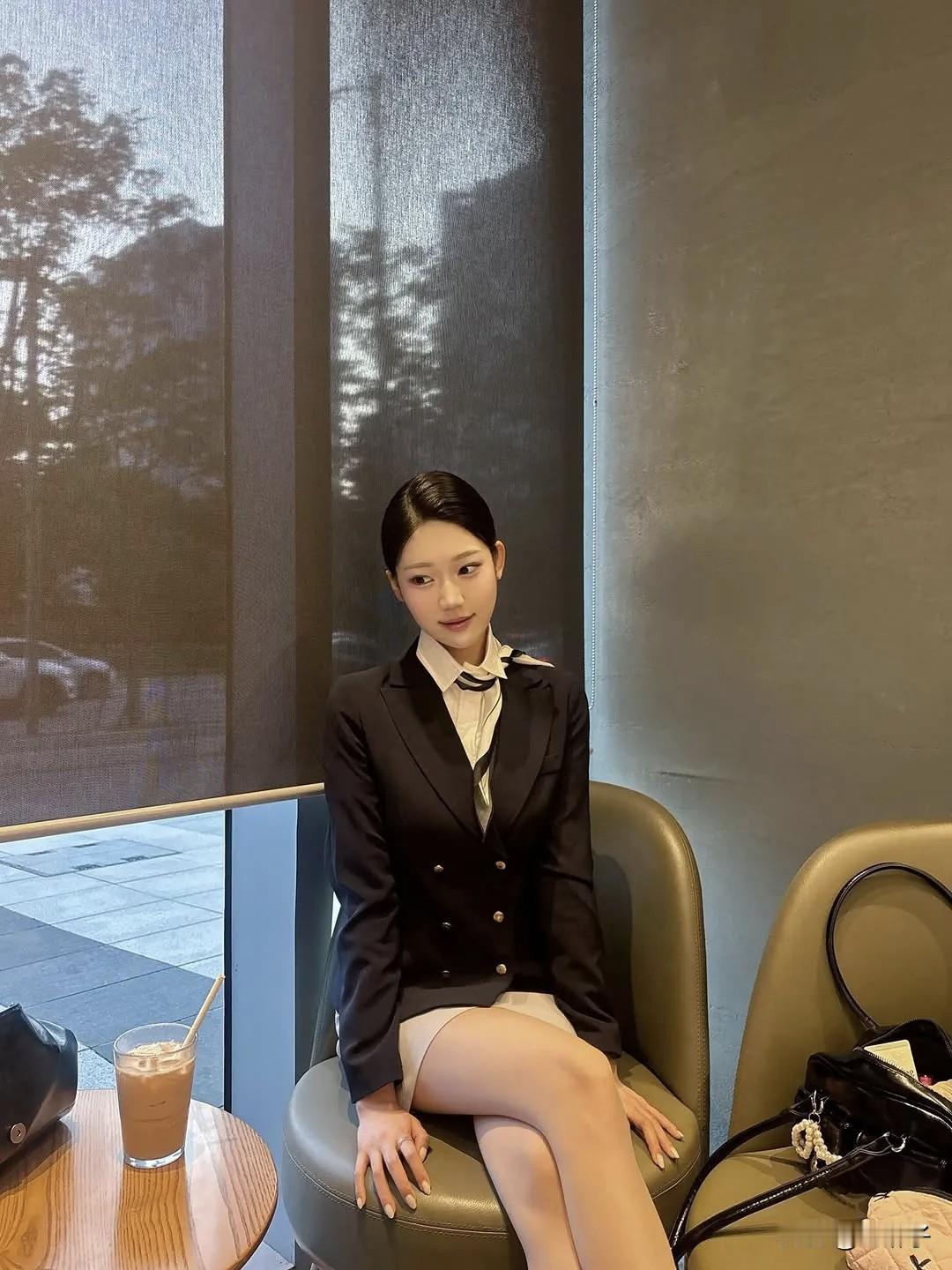 窗明几净，静候佳音。