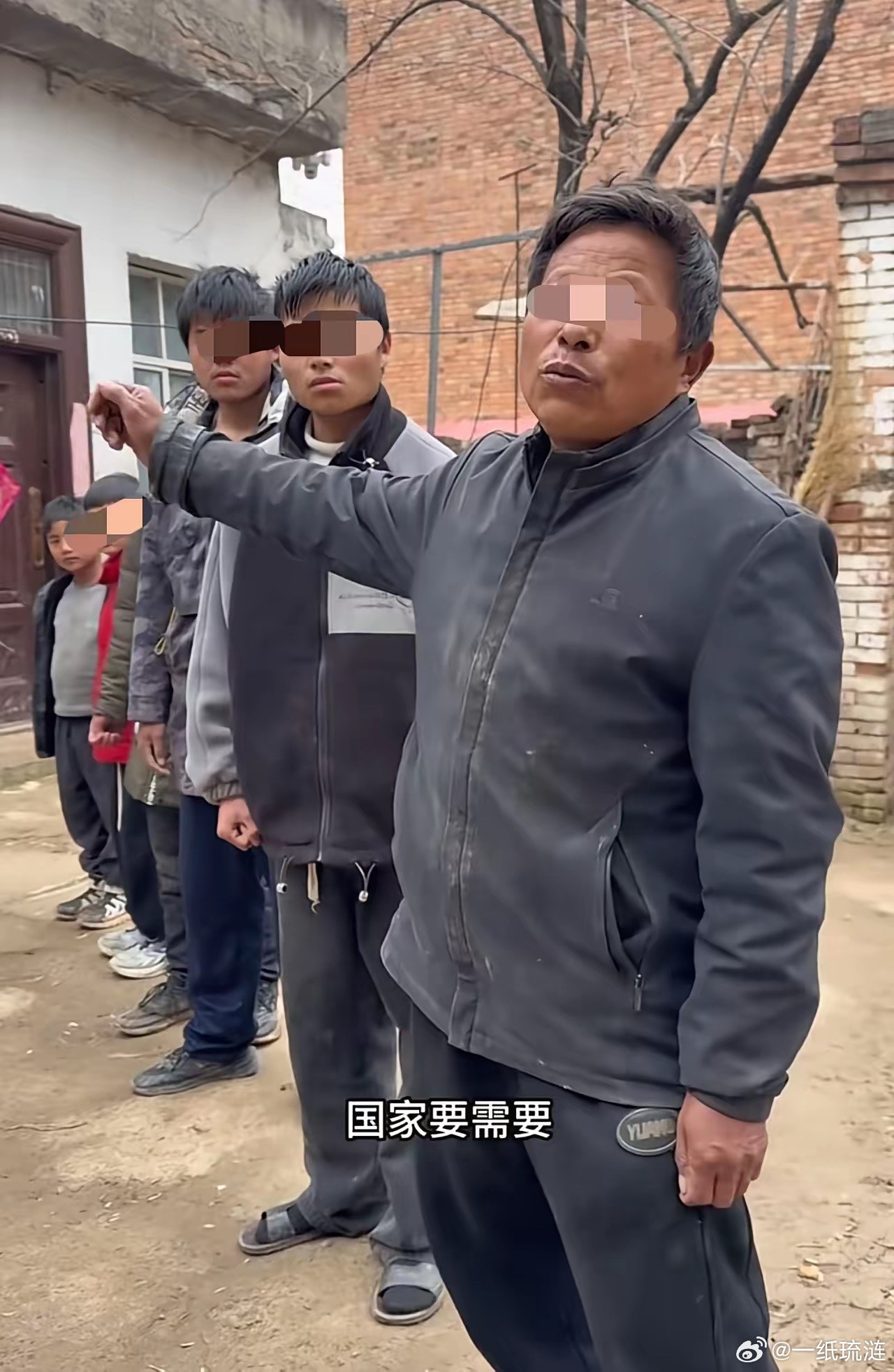 视频里大哥让大家看看他5个儿子，说如果国家需要，5个儿子都愿意为国家效力。他的一