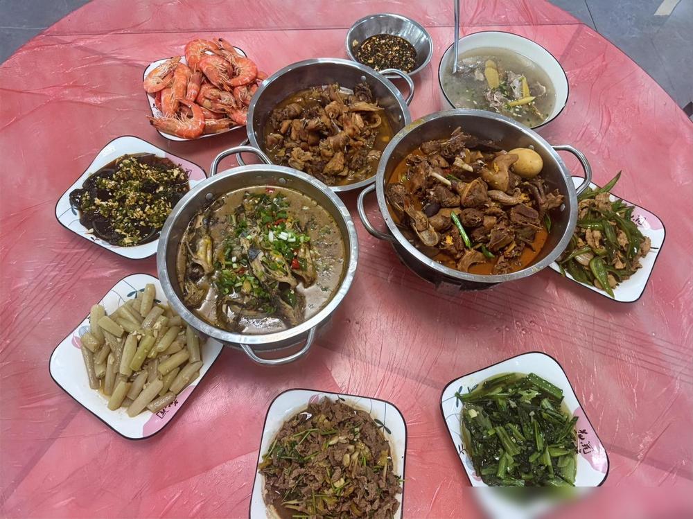战友聚会，十五个人，喝了9瓶白酒换以前我参加战友局肯定要抢着结账，现在见多了