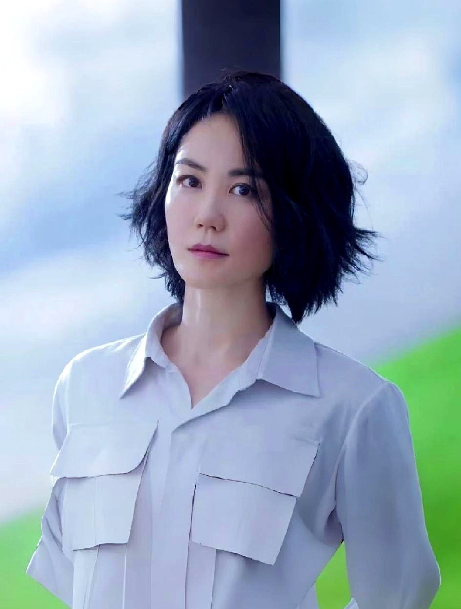 窦靖童姓窦，李嫣姓李，唯独谢霆锋身边，连张结婚证都没留下。复合这些年，两人被拍到无数次。没大排场求婚