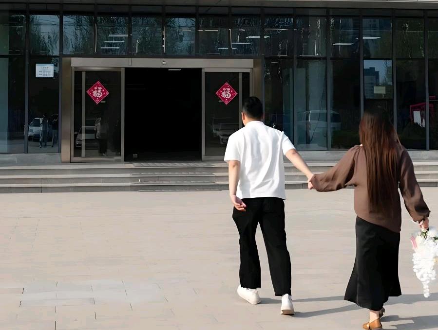 生活趣事：一对离婚的夫妻，去民政局路上，女子突然拽住男子袖子：快，搂着我，笑一个