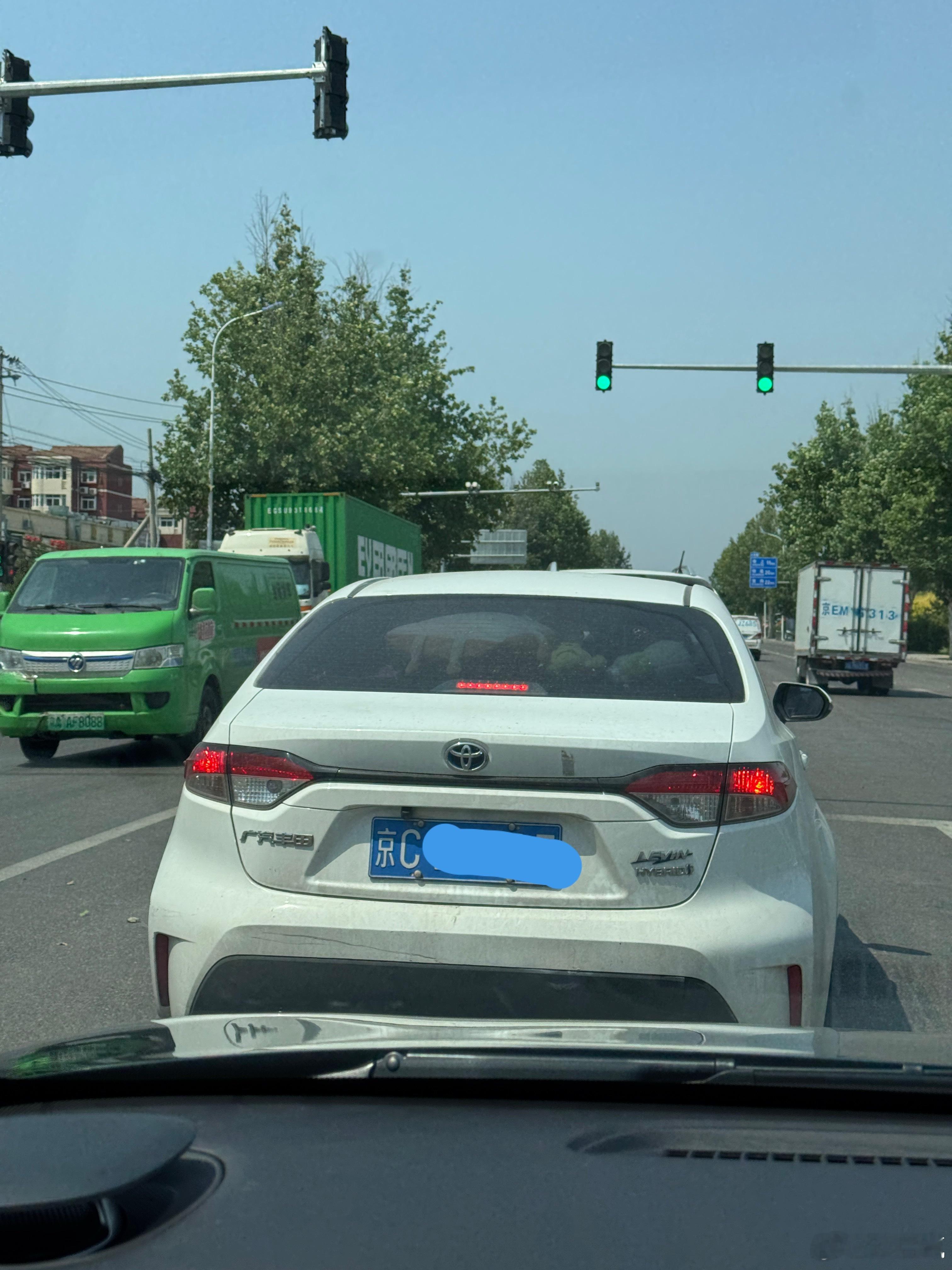 在北京开车，当你要直行且只有两车道时，千万不要走左侧车道。因为两边的绿灯总会同时