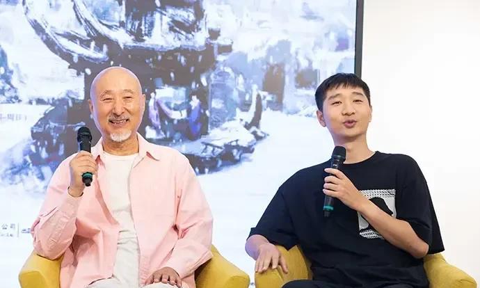 陈大愚问陈佩斯:“你怕我妈吗？”陈佩斯斩钉截铁:“我能怕她吗？”陈大愚立刻就说: