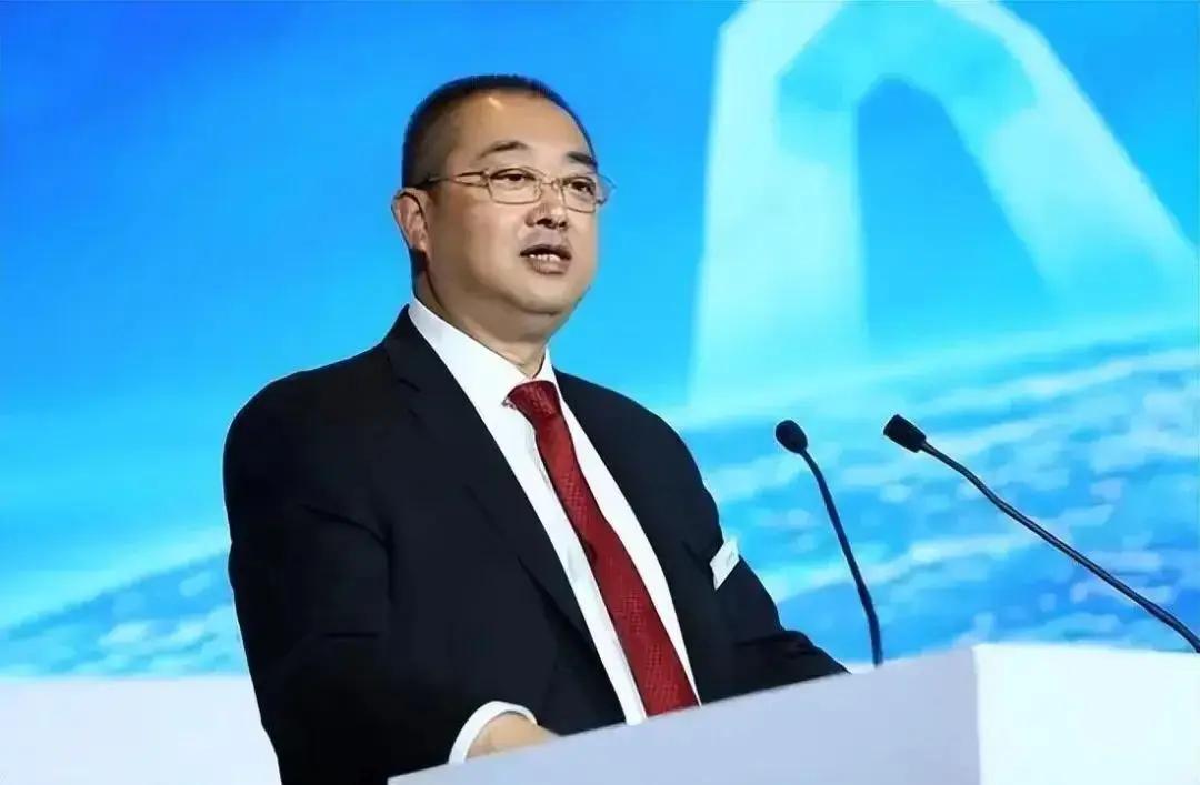 恒大这次集中宣判，判了几十人，唯一缺席的就是二号人物夏海钧，这人脑子灵光，早早跑