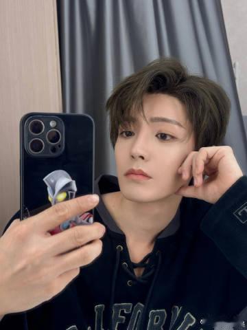 侯明昊直播侯明昊直播真的太让人惊喜啦！他的时尚感超强，在直播里的穿搭每次都让人