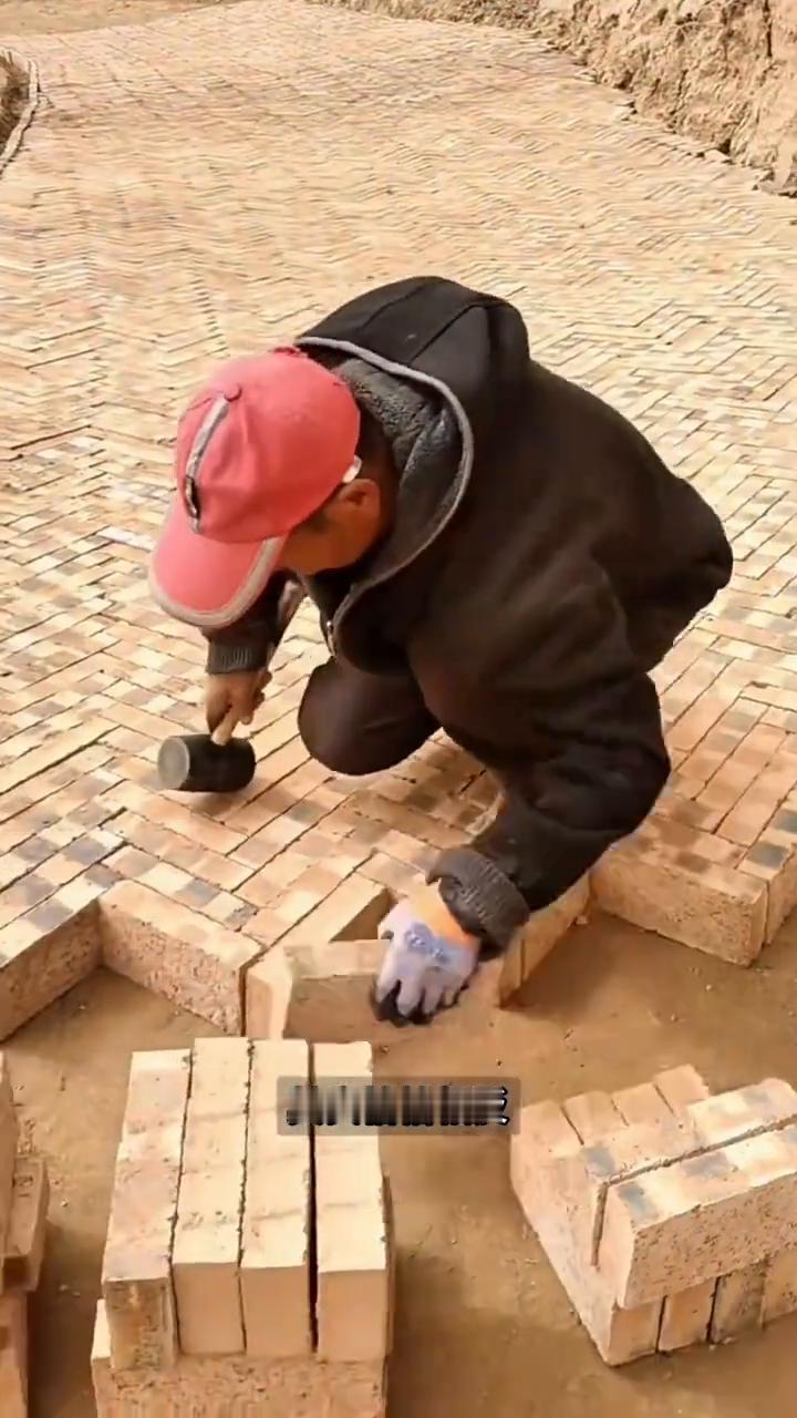 用红砖铺路。一看田梗边的农民正在一块一块铺砖修路，明明一车水泥倒下去更快，他们