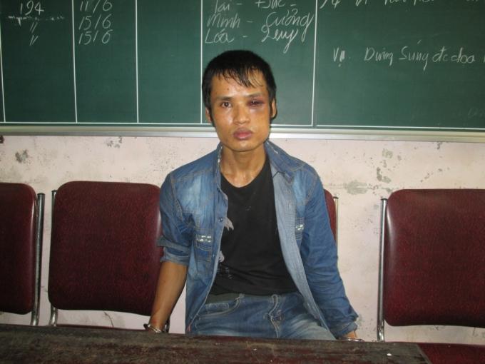 越南配备全套轻武器经营贩毒集团的老大被抓获侦察员报告称，老大住在岳父家中。这次