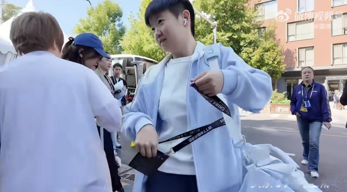 在孙颖莎没有退赛的情况下，好多人建议孙颖莎第一轮就输球回去休息。这当然是不负责任