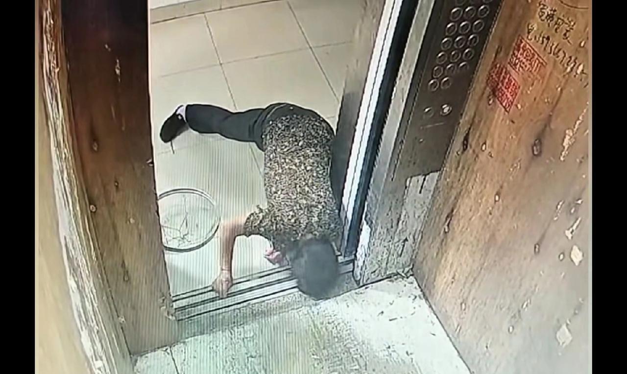 安徽大妈神操作，竟用菜刀卡电梯，致电梯门瞬间爆裂。近日，一位安徽大妈乘坐电梯时