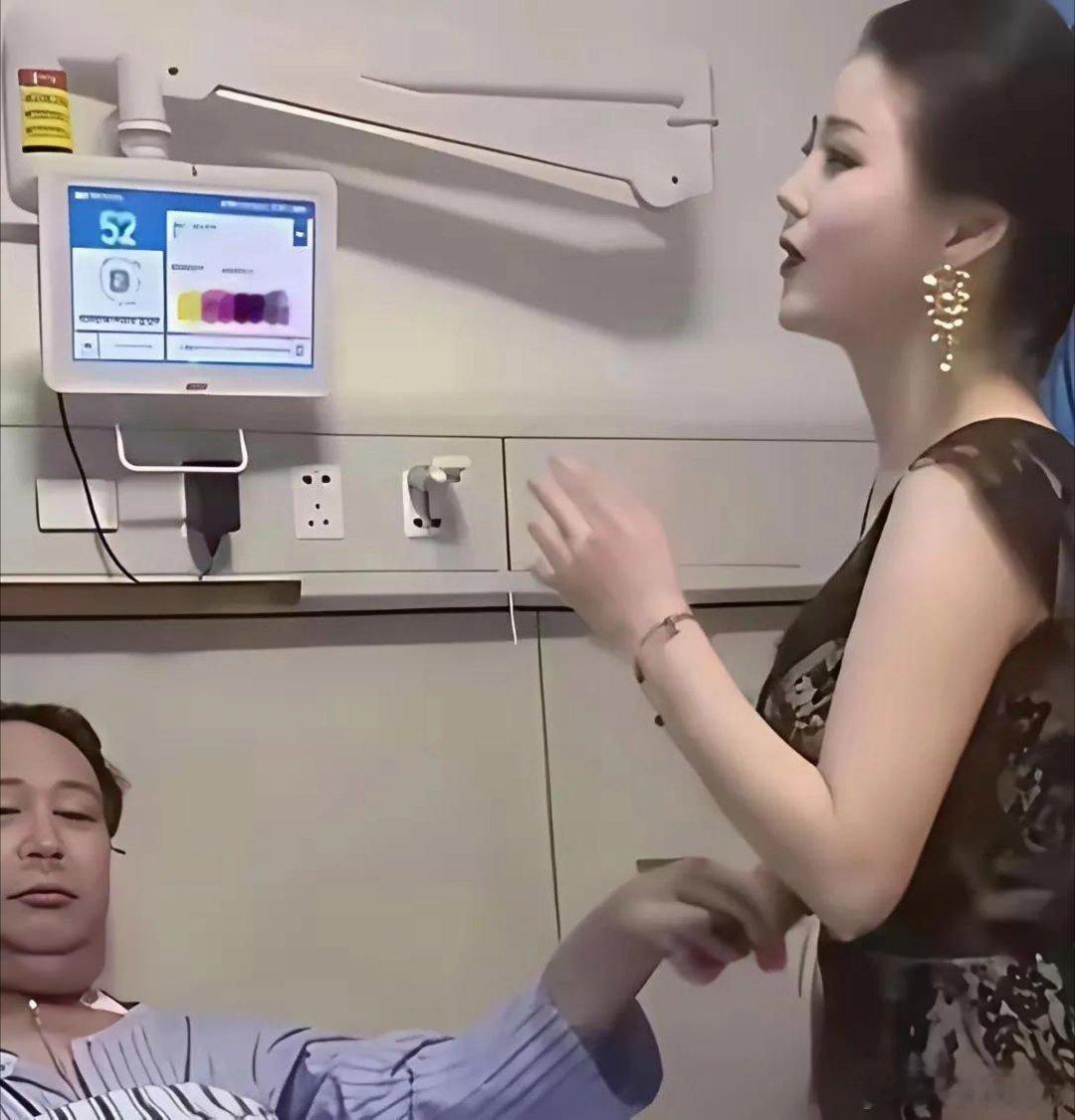 老公住进ICU，老婆还精心打扮去控望。