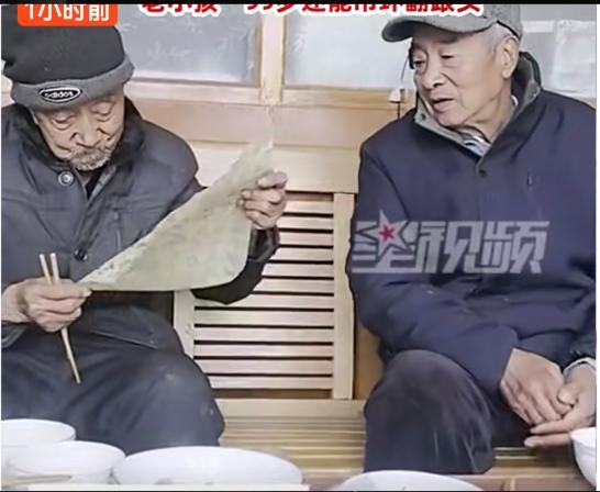 百岁父评儿书法，搓手紧张亦温情在河北保定，一幅跨越世纪的温情画卷正徐徐展开。