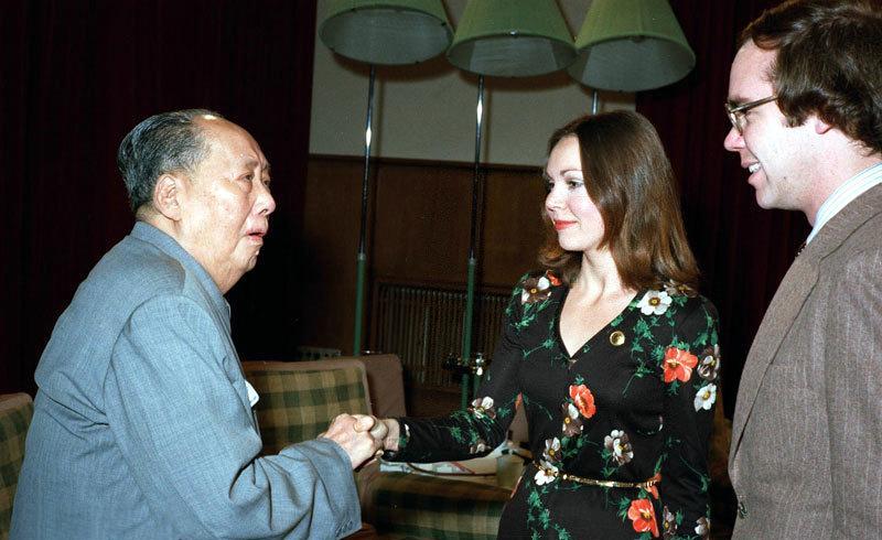 这是1975年12月31日晚上，毛主席接见美国前总统尼克松的女儿朱莉与她的丈夫戴