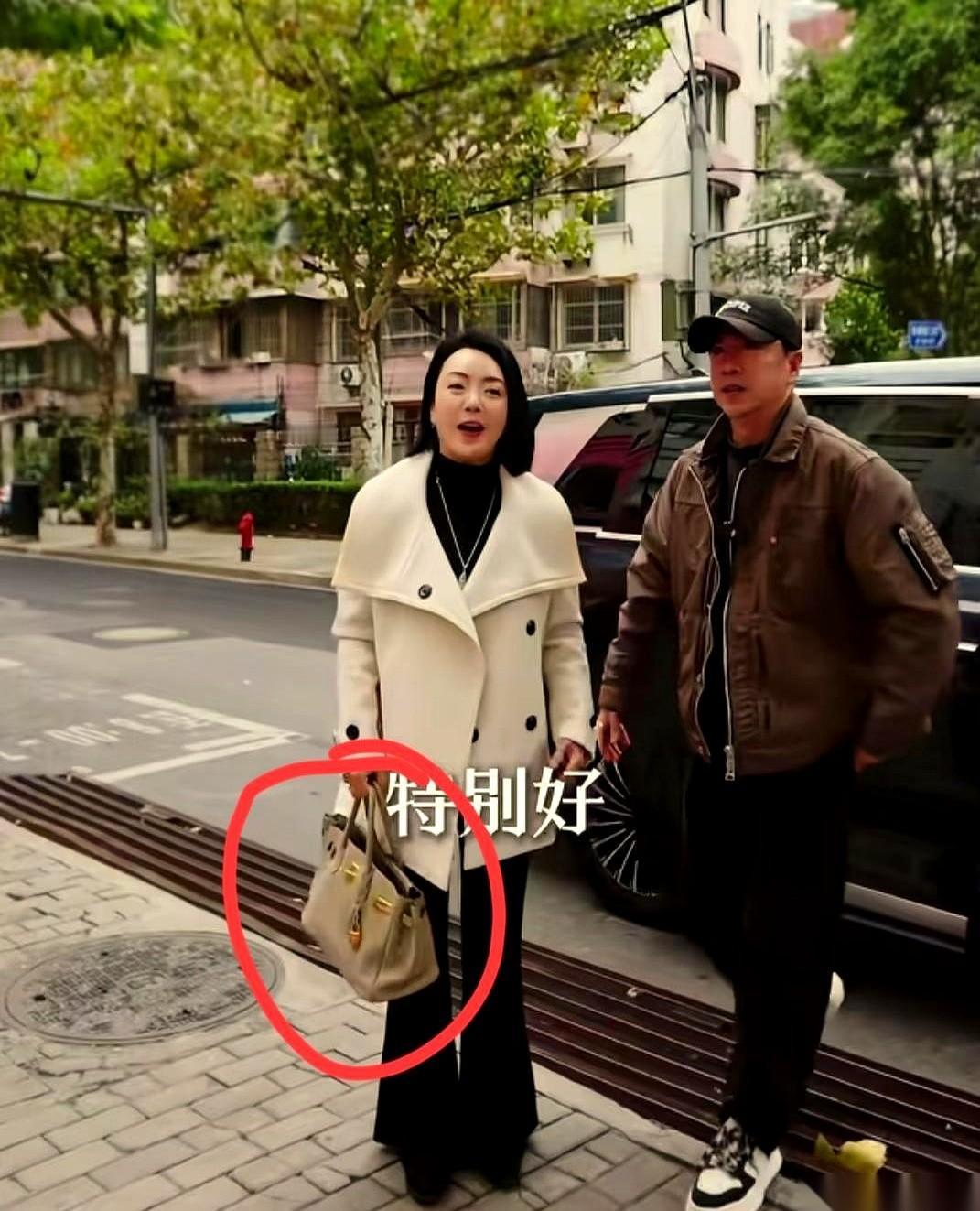 王中磊老婆蹲在院子里移栽花草那一下，比亏了80个亿还让人心里咯噔一下。真的。