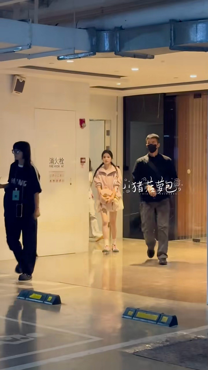 梦妍扑面而来的少女气息[爱心][爱心]白鹿麻花辫粉白花苞裙少女感白鹿麻花辫花苞裙
