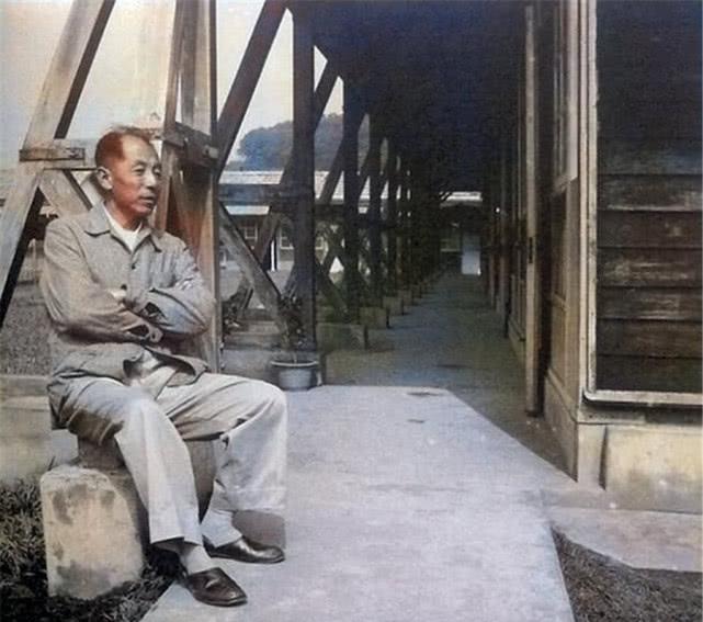 张学良在溪口幽禁期间，每天吃晚饭前，副官应汉民都要询问吃什么菜，得到回复后，就叫