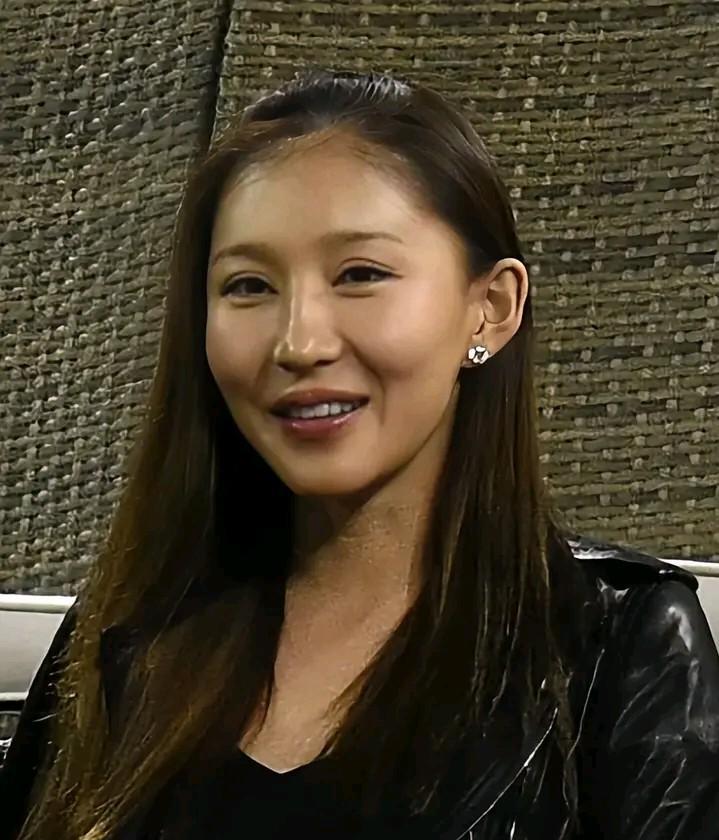 朱可人毕业不久就成埃里森女友，8年生俩继承人，去年转正，今年老公升首富，这份“快