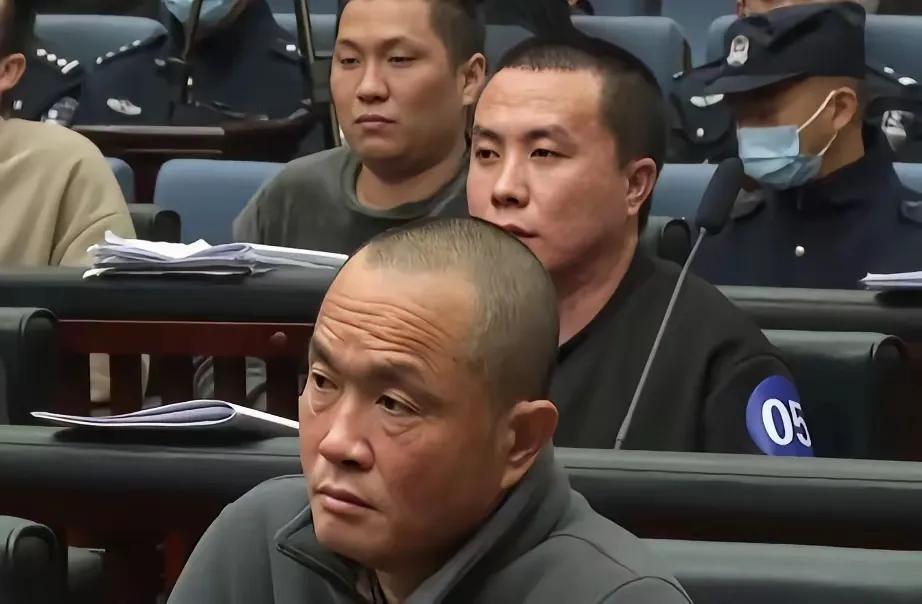 见过死到临头还装酷的，没见过一家子都冷得像块冰！明家那伙人受审，判死刑都面