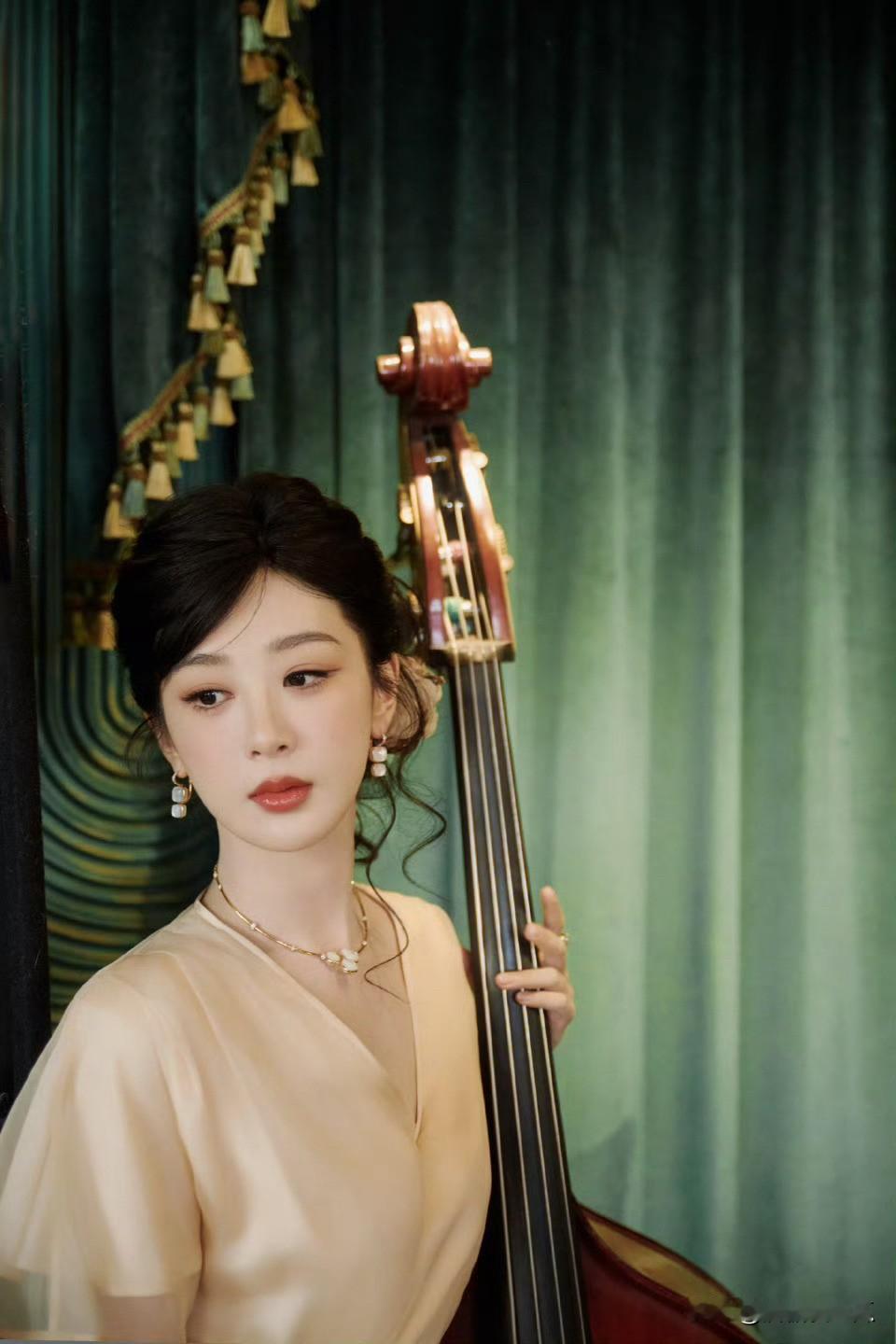 其实杨紫心里很清楚，就连粉丝们心里应该也很清楚，现在说到扛剧顶流，始终都绕不