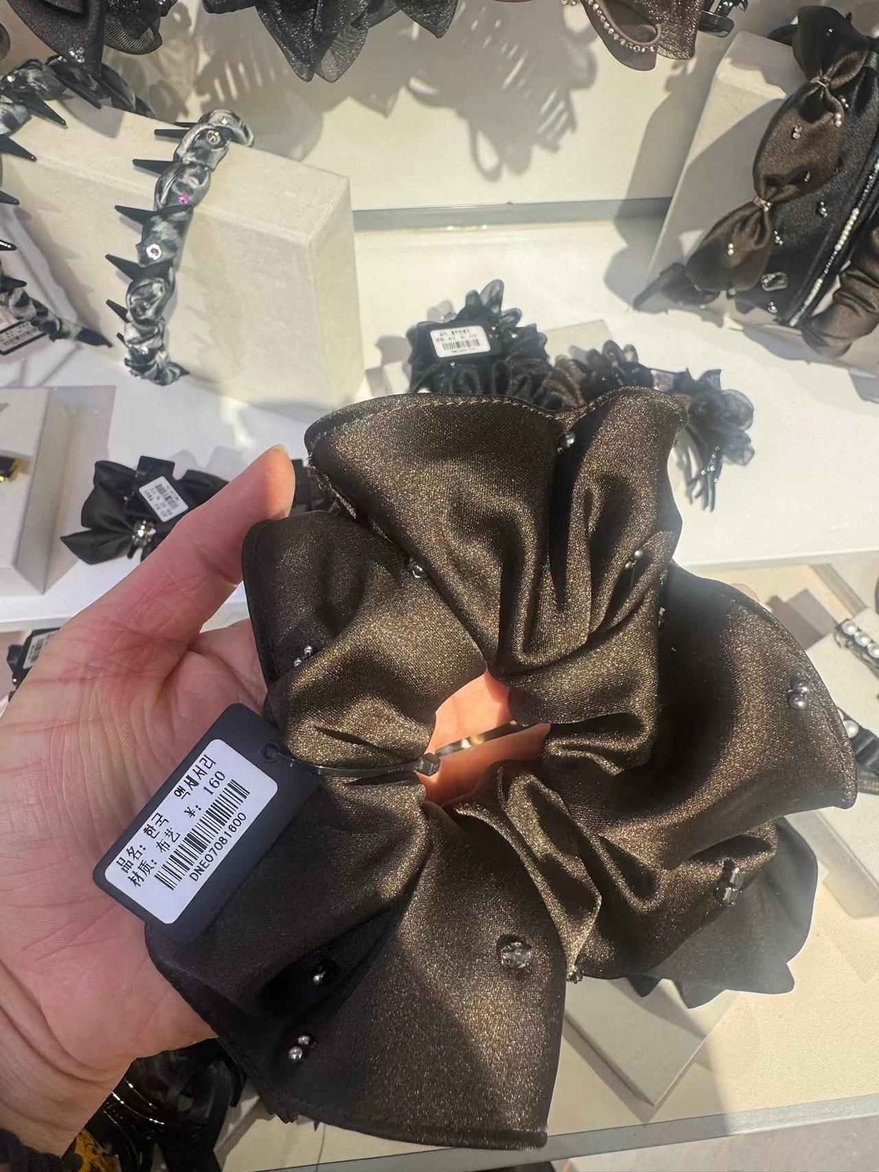 我当时直接愣住了，我是很久没在商场买东西了吗？