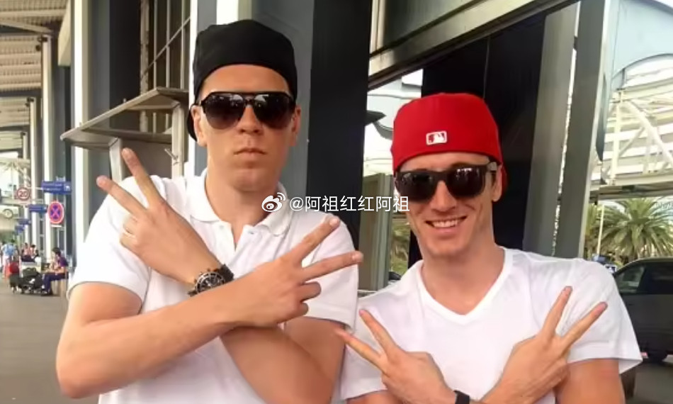 据《米兰体育报》报道，与莱万多夫斯基情同手足的俱乐部兼国家队队友什琴斯尼，正在游