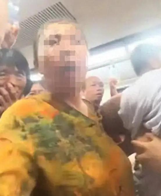 “没有天理了！”这句话仿佛瞬间点燃了无数人的愤怒与无奈。事情的起因很简单：一位年