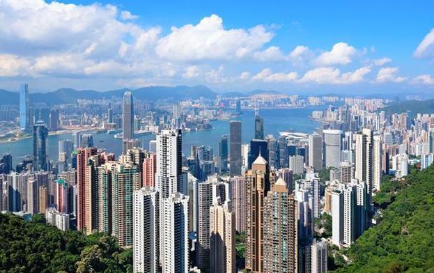 仅仅5年时间，香港就被新加坡远远甩开。 2019年，两地GDP差距还只有68
