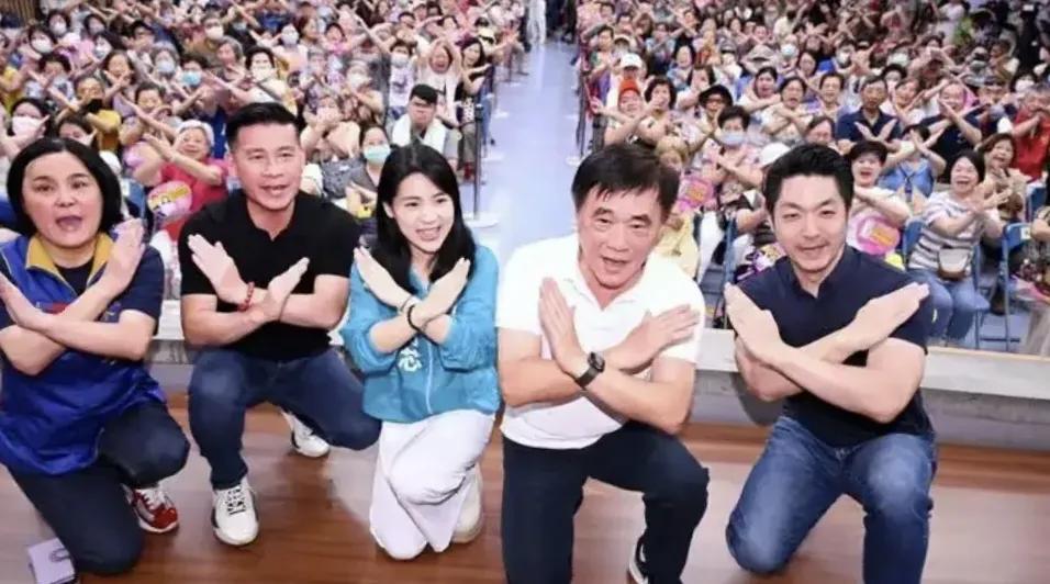 不要怪徐巧芯害怕提统一。因为徐巧芯也只是国民党里的一个区域立委而已，连国民党高层