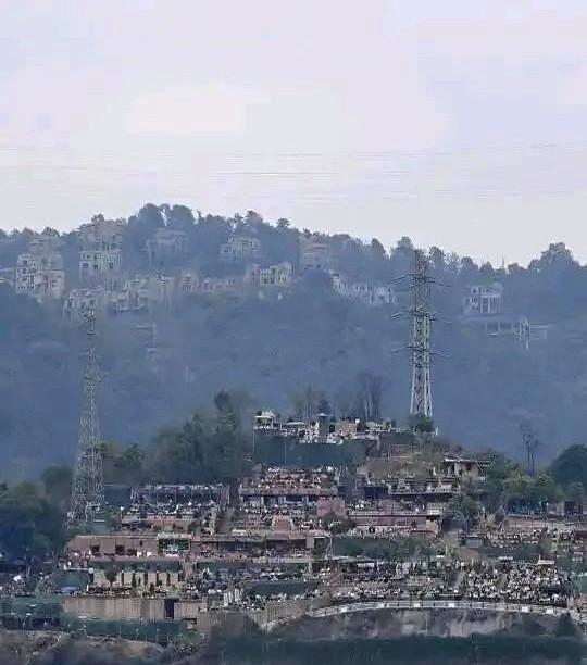 重庆南岸区最大的违章建筑——哈儿山。说真的，我是真不明白他怎么火的？在山上看
