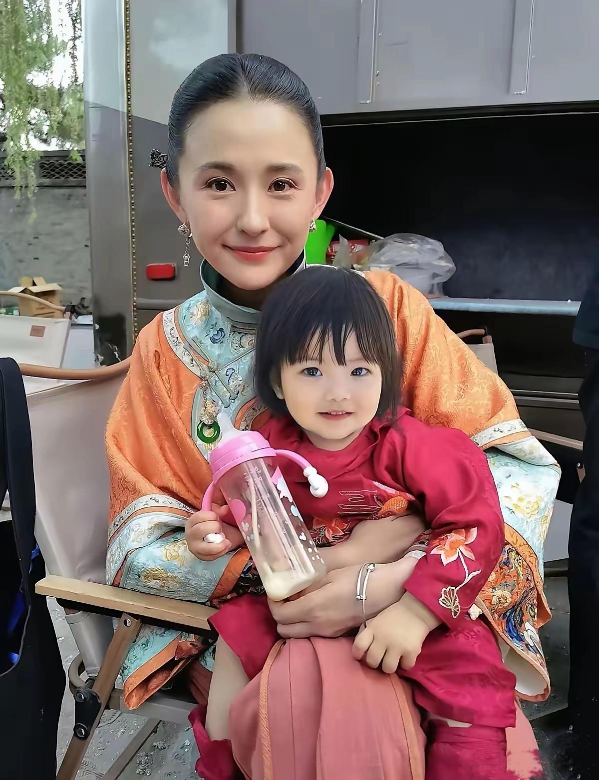 单亲妈妈带娃拍戏，她活成了真正的“水花”热依扎未婚生女，刚出月子就带娃进组，