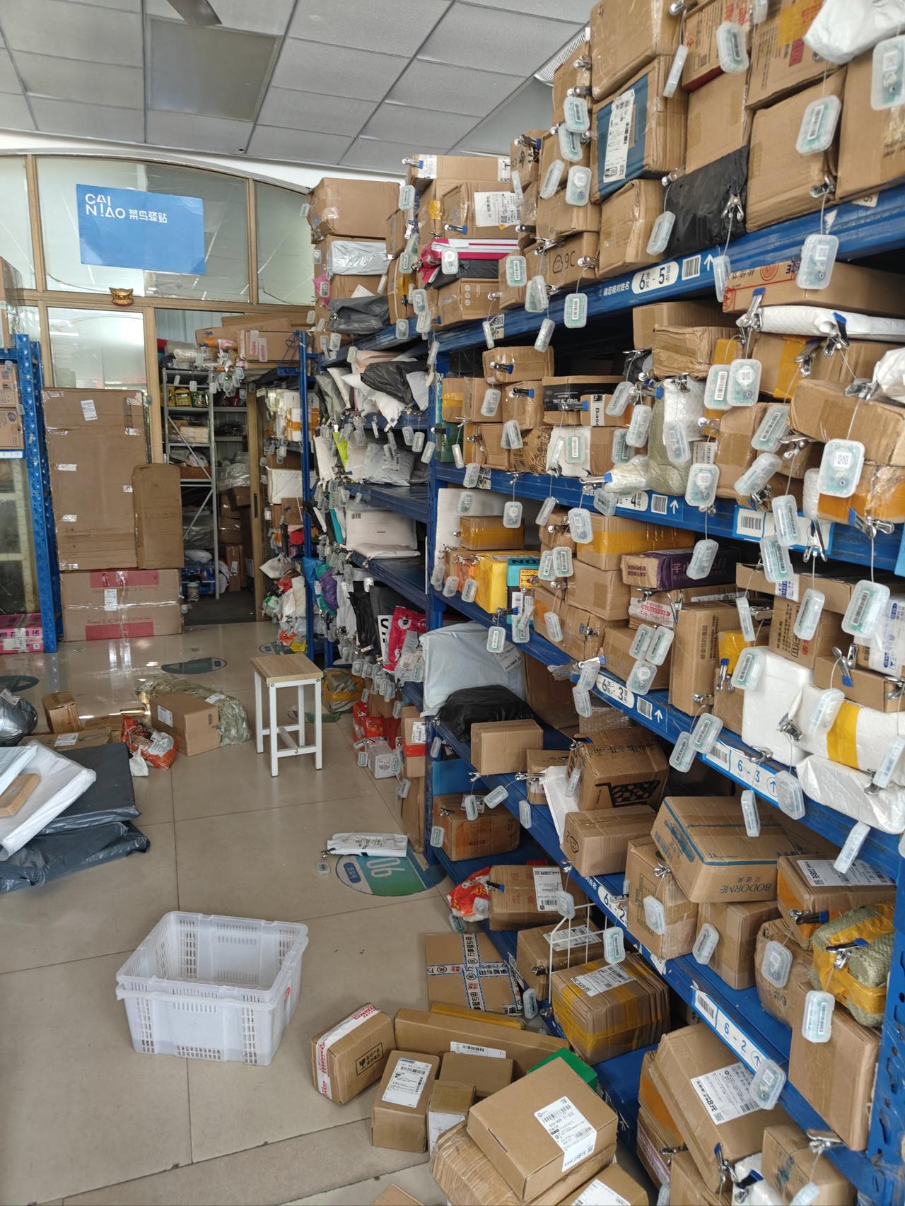 搞菜鸟驿站到底赚不赚钱？今天一个女同事神秘兮兮的跟我说，她在一个新小区买了一楼的