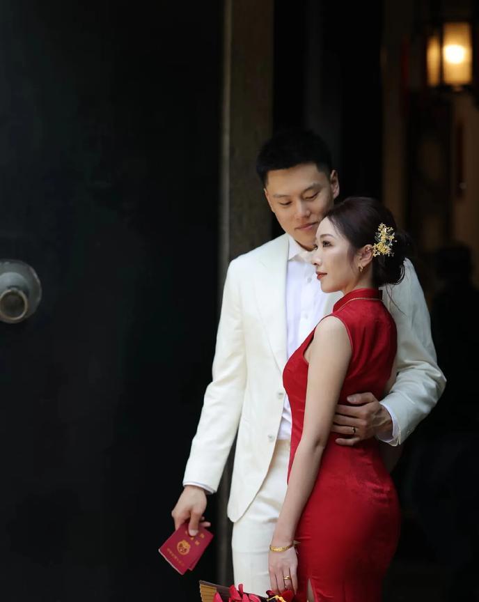 上海久事男篮潜力球星李弘权老婆发布结婚消息却引起了热议！李弘权的老婆比他大三岁
