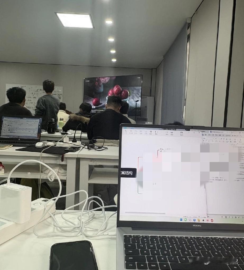 春节hr总监在部门群里发了一个红包，大家一通抢，群里气氛立马热闹起来，抢到的人各