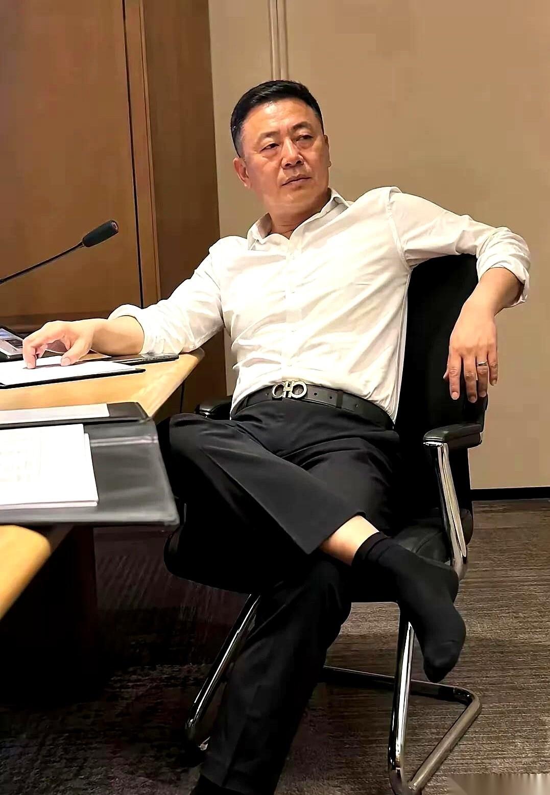 包厢门刚关上，主座上的男人袖子一撸，一块亮得晃眼的表直接磕在了转盘玻璃上。坐在