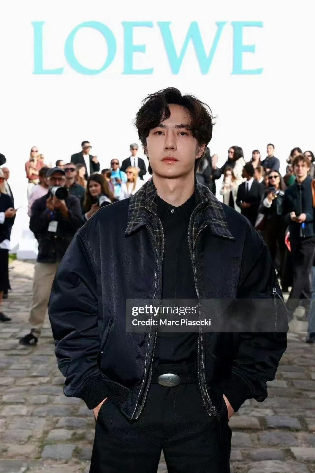 #王一博C位看秀#GLASS中文版这张图也是最直观的展现了王一博本次LOEWE大秀的位置，AnnaW