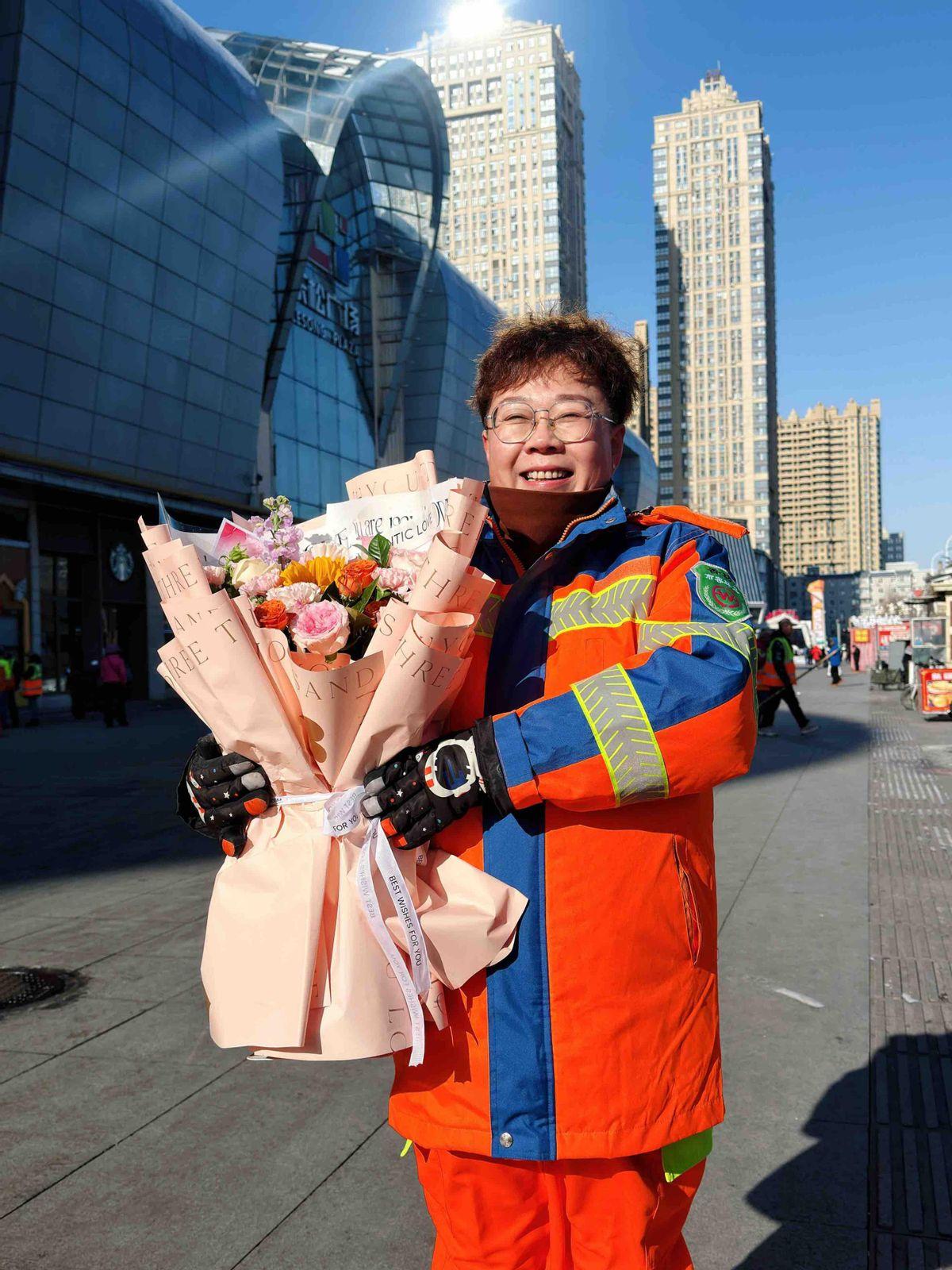 青年把软卧让给大妈，在过道坐了一夜。第二天口袋里多了200元和一张纸条。他后半