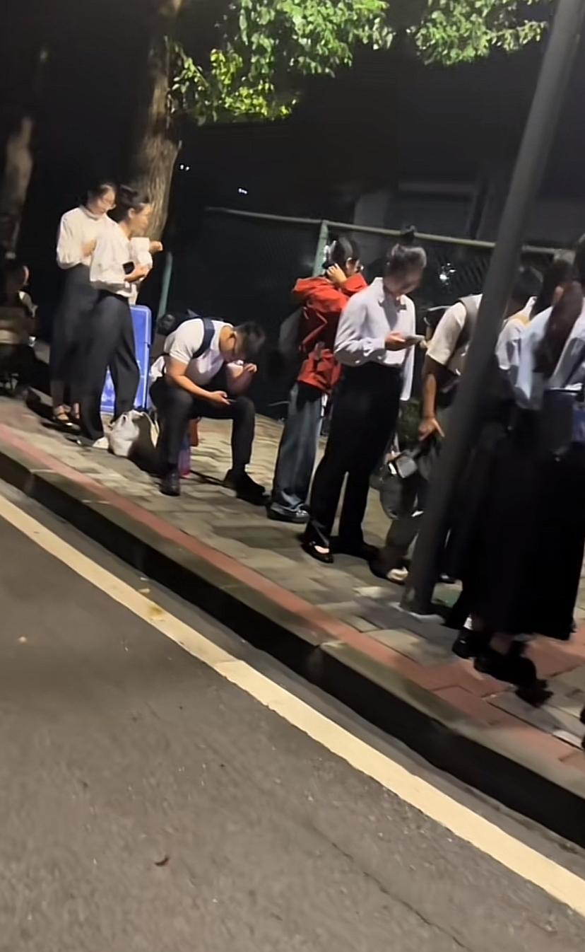 时代不一样了，我父母都说以前觉得读书才有出路，现在我研究生了，他们终于说自己观念