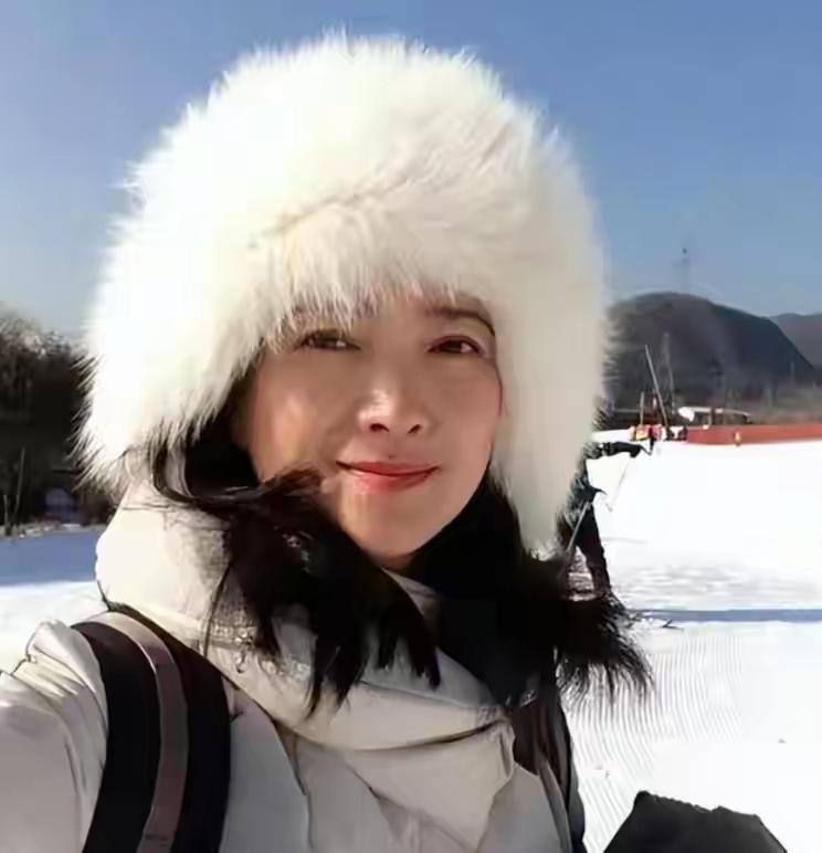 “古典第一美人”何晴去世满一月，其子许何发文缅怀并为父亲许亚军正名。许亚军因缺席