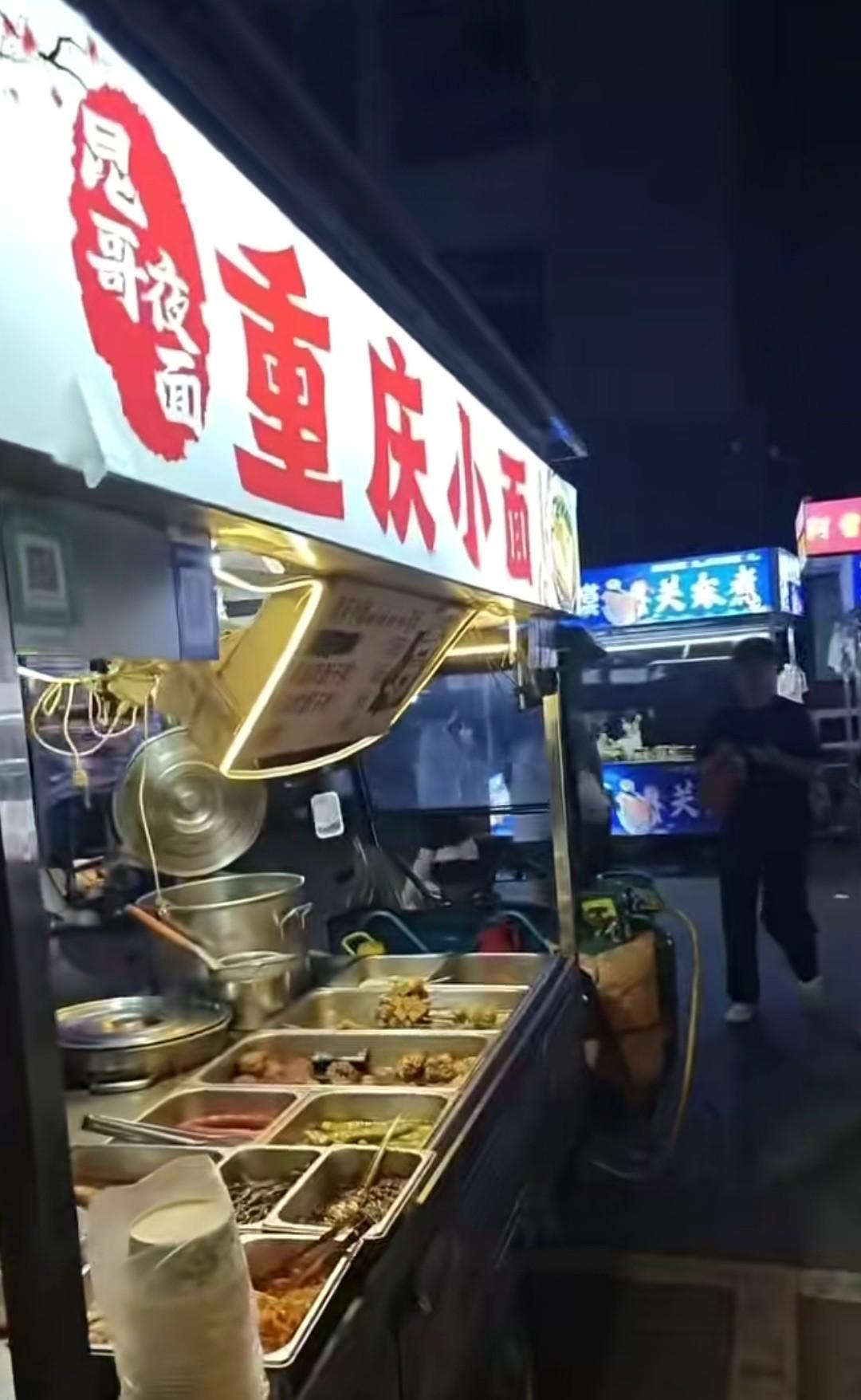 此次刘强东回到宿迁，成了最接地气的富豪。昨晚，他在夜市跟摆摊老板和市民们一同喝酒
