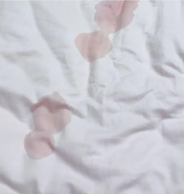 四百块不算大钱，可有些账不能这么算，深圳，一名男子出差住店，退房时服务员掀开被子